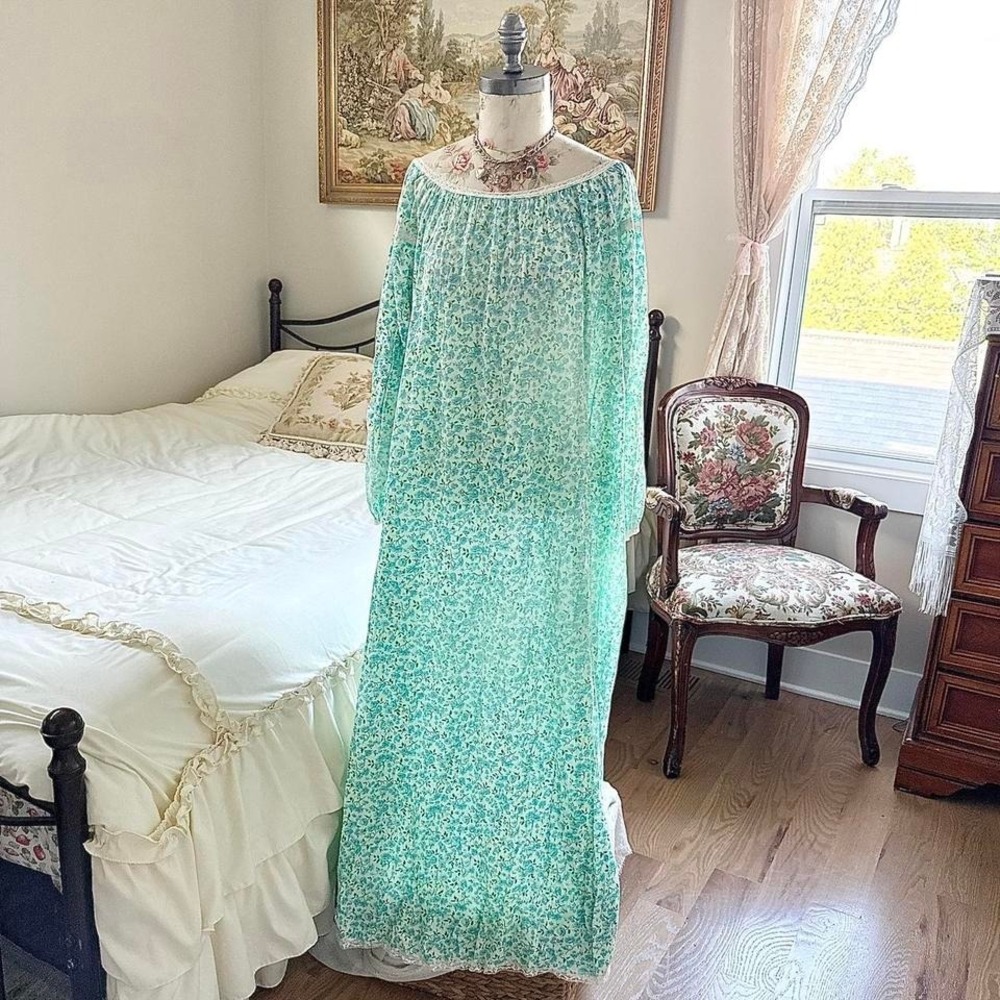 Blue floral nightgown 70s floral nightgown fits like a medium
